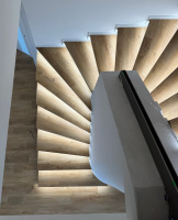 BUKOMA vinylové schody Wineo - zapnuté LED osvětlení